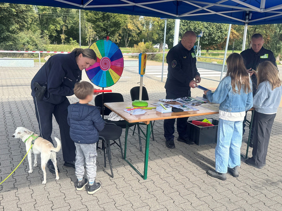 uczestnicy wydarzenia przy policyjnym stoisku
