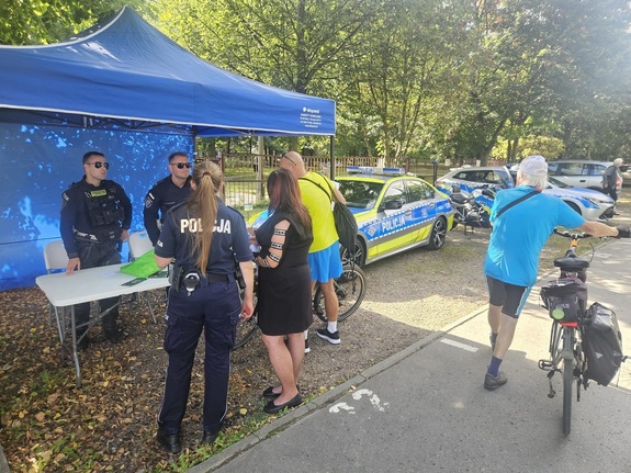 policjanci oraz uczestnicy pikniku przy stoisku profilaktycznym