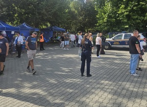 policjanci i uczestnicy podczas imprezy plenerowej