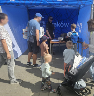uczestnicy pikniku przy policyjnym stoisku profilaktycznym