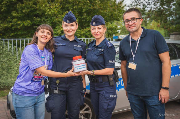 policjantki z organizatorami pikniku