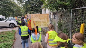 dzieci na przemarszu