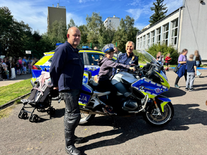 Dzieci oglądają policyjny motocykl 1