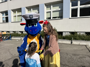 Policyjna maskotka z dziećmi 4