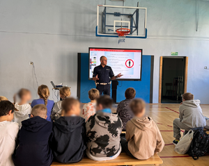 Policjant WRD podczas prelekcji