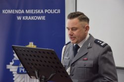 Zastępca Komendanta Miejskiego Policji w Krakowie wygłasza przemówienie