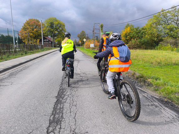 policjantki przy wspólnym przejeździe rowerowym z uczniami