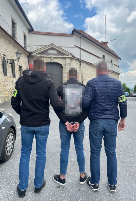akcja poszukiwany 10.2026 policjanci prowadzą zatrzymanego