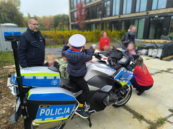 przedszkolaki oglądają policyjny motocykl