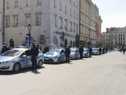 funkcjonariusze na krakowskim Rynku Głownym żegnają zastrzelonego policjanta
