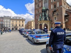 policjanci na krakowskim Rynku Głównym żegnają zastrzelonego policjanta