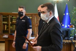 wojewoda małopolski stojący obok komendantów policji