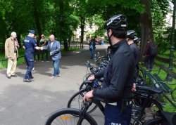 Policjanci z krakowskiej drogówki z przekazanymi rowerami przez urząd miasta, w tle Komendant Miejski Policji komisarz Paweł Jastrząb oraz przedstawiciel Urzędu Miasta Krakowa.