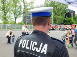 policjant drogówki w tle osoby biorące udział w obchodach Święta Rodziny Krakowskiej