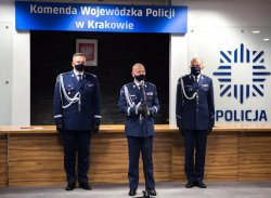 Przemawiający Komendant Główny Policji w towarzystwie nowego Zastępcy Komendanta Głównego Policji oraz nowego Komendanta Wojweódzkiego Policji