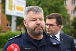 insp. Piotr Morajko podczas wywiadu, a za nim widać wojewodę małopolskiego