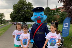 polisia wraz z dziećmi podczas festynu