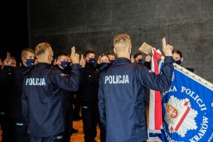 policjanci podczas ceremonii ślubowania