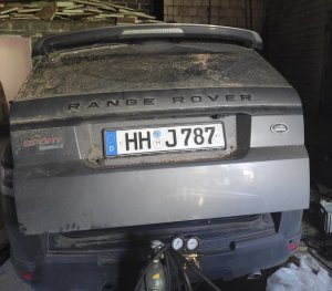 częściowo zdemontowany samochód range rover