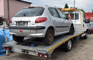 Zabezpieczony samochód osobowy na lawecie