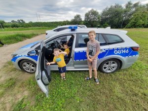 policjanci zapoznają dzieci z bezpieczeństwem