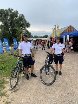 policjanci zapoznają dzieci z bezpieczeństwem