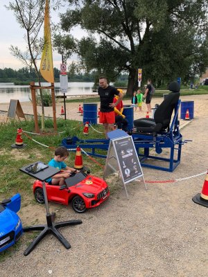 policjanci zapoznają dzieci z bezpieczeństwem