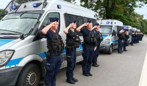 policjanci oddający hołd powstańcom