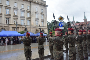 uroczystości, policjanci oddają hołd powstańcom