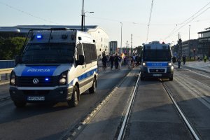 policjanci w trakcie zabezpieczenia marszu równości