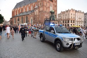 policjanci w trakcie zabezpieczenia marszu równości