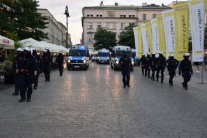 policjanci w trakcie zabezpieczenia marszu równości