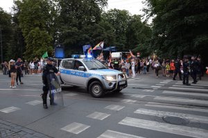 policjanci w trakcie zabezpieczenia marszu równości