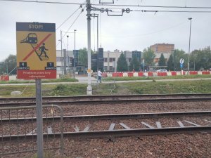 znak zakazu przejścia przy torach kolejowych