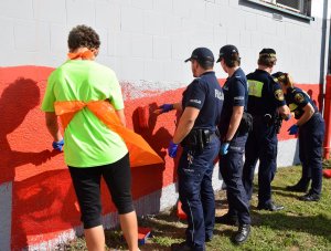 Malowane muralu flagi Rzeczypospolitej Polskiej w Szkole Podstawowej nr 130 im. Jana Brzechwy w Krakowie