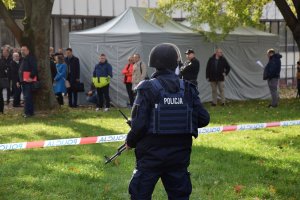 Ćwiczenia praktyczne policji oraz służb ratunkowych.