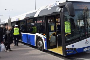 5 policjanci podczas kontroli autobusu MPK