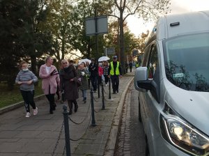 dzieci oraz opiekunowie i policjanci w czasie przemarszu