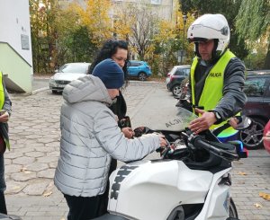 niedowidzące dziecko poprzez dotyk poznaje policyjny motocykl