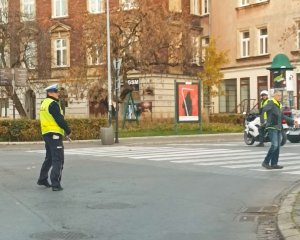 policjanci zabezpieczają przemarsz dzieci