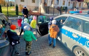 przedszkolaki oglądają policyjny radiowóz