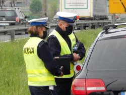 policjant i policjantka w trakcie kontroli drogowej