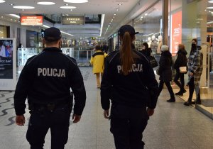 Patrol policji podczas kontroli obowiązujących obostrzeń covidowych.