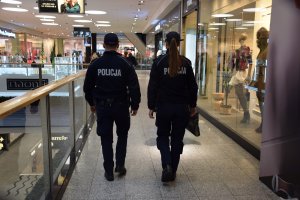 Patrol policji podczas kontroli obowiązujących obostrzeń covidowych.