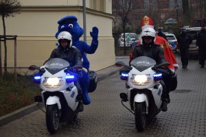 Mikołaj i Inspektor Wawelek na policyjnych motocyklach.