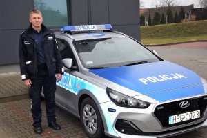 komisarz Krzysztof Srebrnicki przy radiowozie