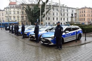 policjanci przy radiowozach