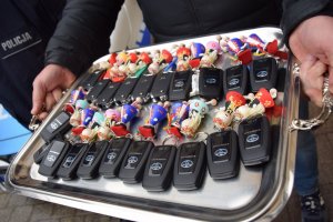 kluczyki do radiowozów umieszczone na srebrnej tacy