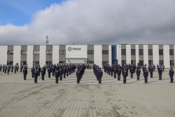 Policjanci stoją na dziedzińcu Oddziału Prewencji Policji w trakcie ślubowania