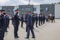 Komendant Wojewódzki podaje rękę jednemu z policjantów, który składał ślubowanie